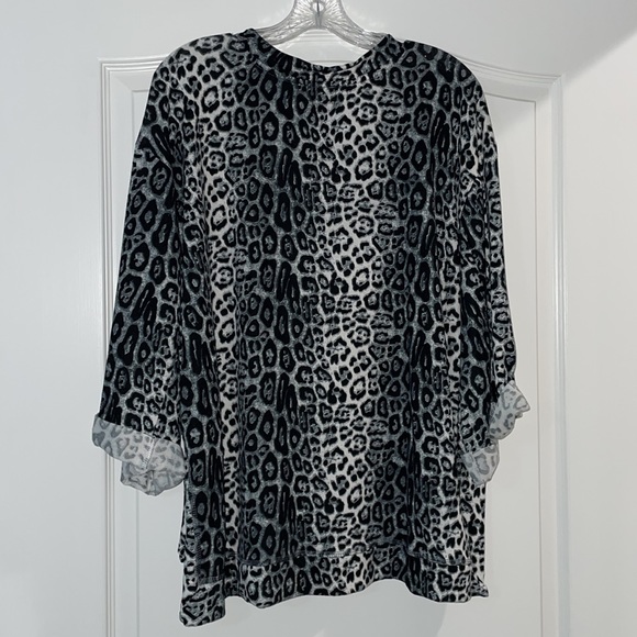 Woman’s Gray black and white leopard print top M NWT by Umgee - Picture 4 of 6